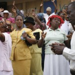 Haitianos rezando en las calles de Prt.Principe. Foto. JL.Cuesta