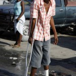 Terremoto en Haiti. Un herido en el terremoto camina por Puerto Principe