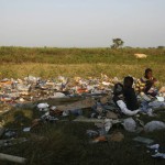 Terremoto en Haiti. Niños haitianos buscando en la basura