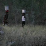 Terremoto en Haiti.  Transportando agua. Haiti