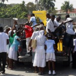 Terremoto en Haiti.  Reparto de agua potable por las calles de Puerto Principe
