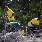Terremoto en Haiti.  Haitianos retirando hierro de las ruinas
