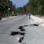Terremoto en Haiti. Grieta provocada por el seismo en la carretera de Leogane