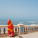 Mujer local mirando las playas de Sidi Ifni