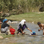 Mujeres bereberes del medio Atlas lavando en el rio