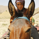 Una familia de nomadas bereberes del Atlas desmontando sus haimas