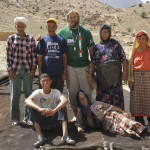 Telmo Aldaz junto a una familia bereber