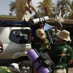 Un bereber en la carretera muestra un lagarto de cola partida y un camaleon