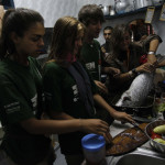 Expedicionarios ayudando en la cocina de La Suerte Loca