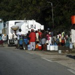 Terremoto en Haiti.  Reparto de agua potable por parte de las Naciones Unidas