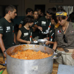 Expedicion Madrid Rumbo al Sur 2011 Preparando y sirviendo la comida