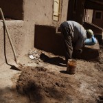 Madrid Rumbo al Sur 2013.  Un hombre construye con adobe en la Kasbah de Agdz